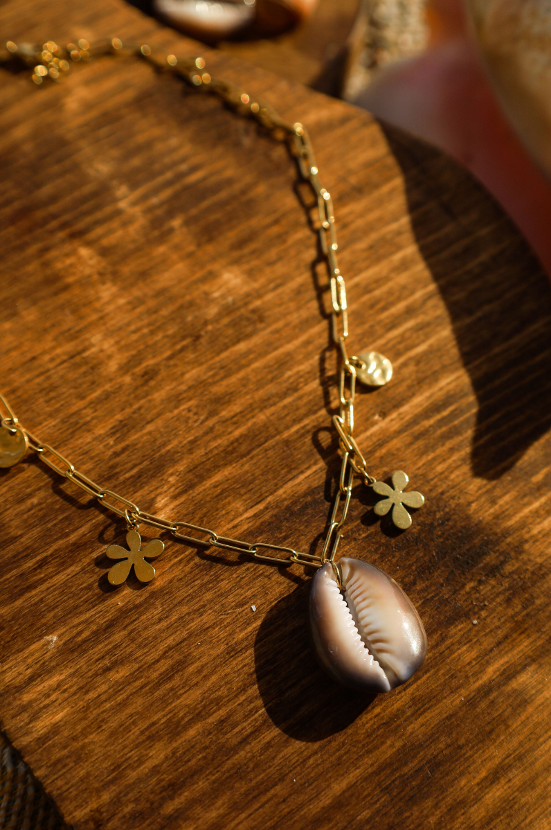 Collier avec chaine et cauri et pendentifs acier inoxydable