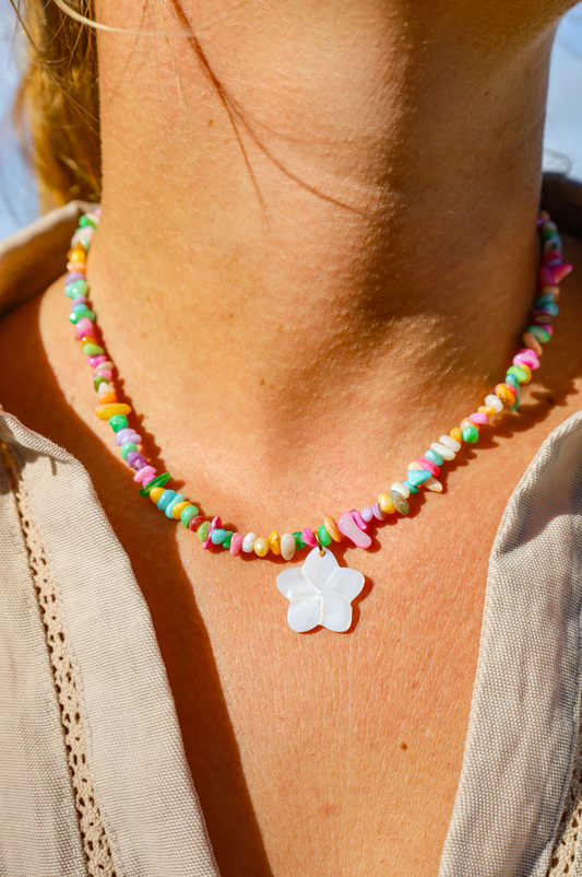 Collier avec pendentif fleur en nacres et perles multicolores