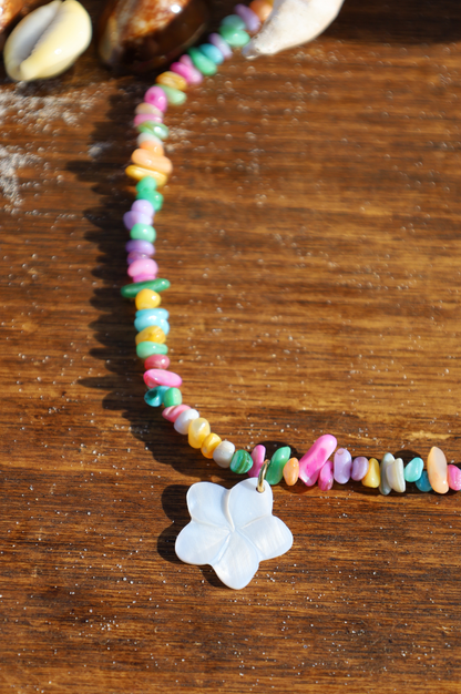 Collier avec pendentif fleur en nacres et perles multicolores