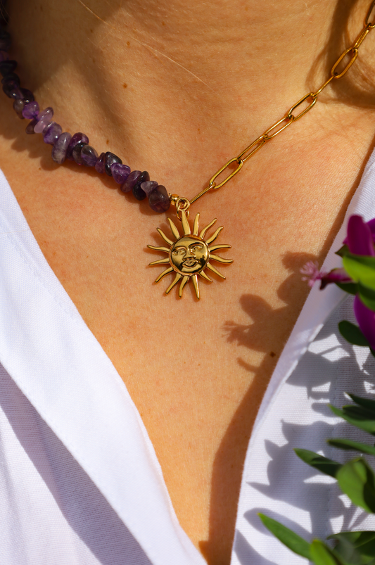 Collier asymétrique en perles d'amethyste et chaine en acier inoxydable avec pendentif soleil