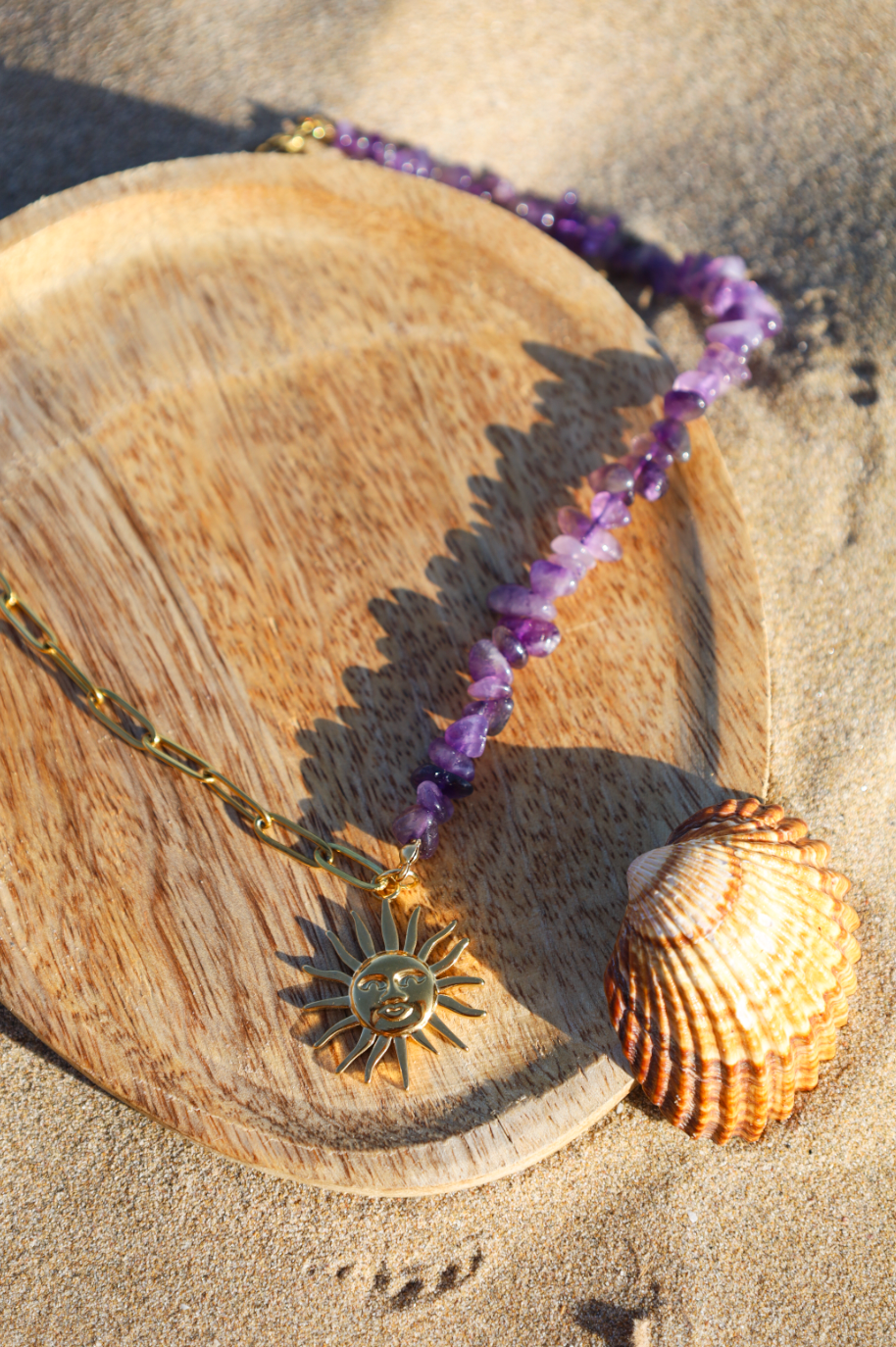 Collier asymétrique en perles d'amethyste et chaine en acier inoxydable avec pendentif soleil