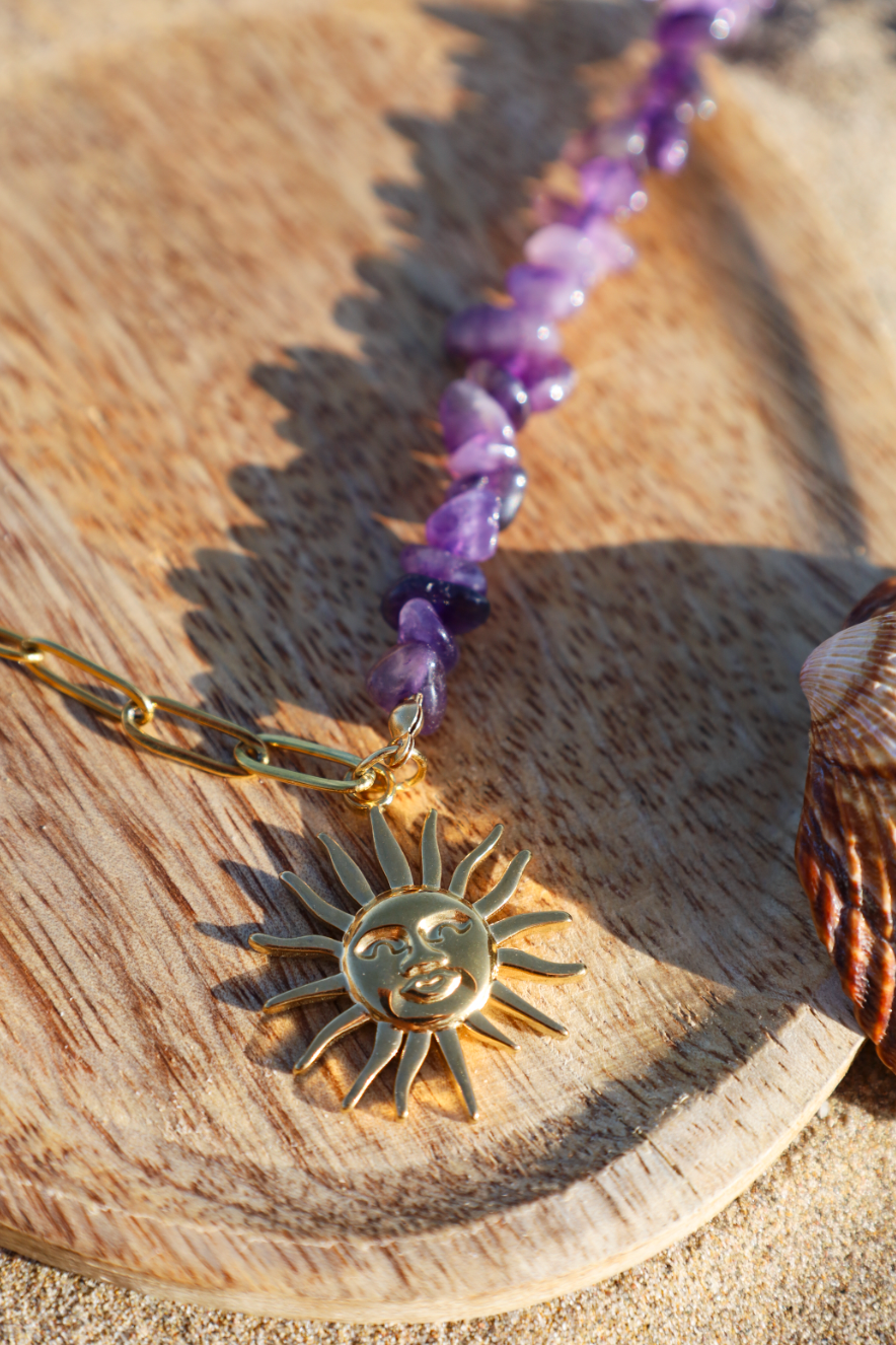 Collier asymétrique en perles d'amethyste et chaine en acier inoxydable avec pendentif soleil