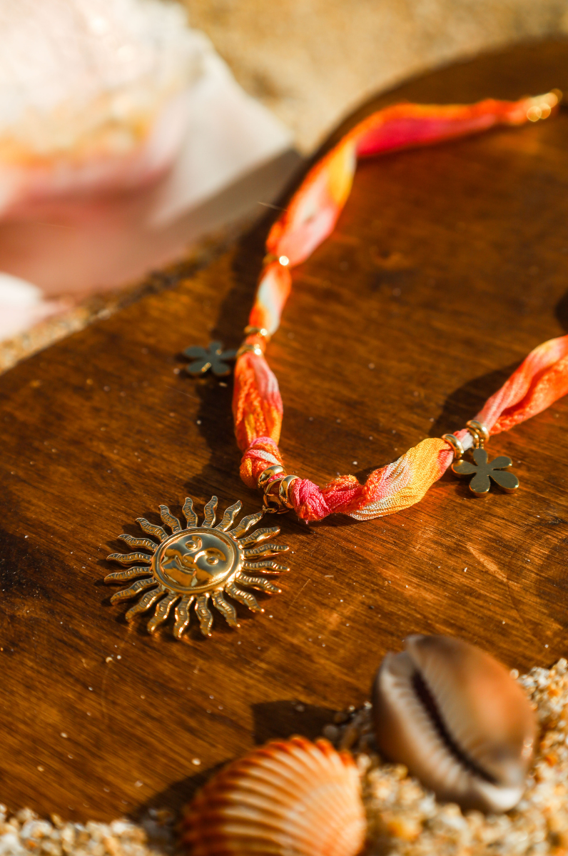 Collier en ruban de soie et pendentif soleil et fleurs dorés