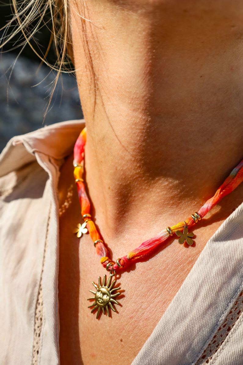 Collier ruban de soi couleur coucher de soleil