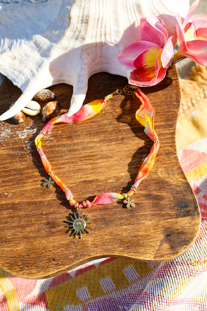Collier ruban de soi couleur coucher de soleil