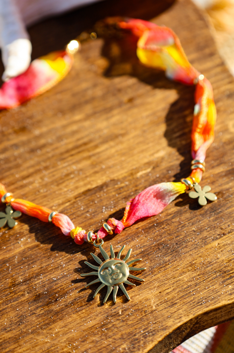 Collier ruban de soi couleur coucher de soleil