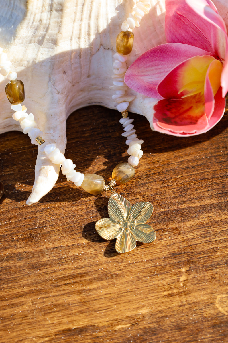 Collier en perles de coquillages et pendentif fleur