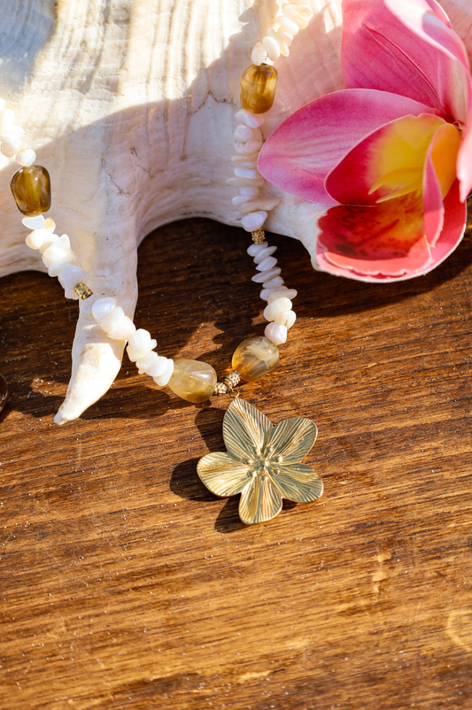 Collier en perles de coquillages et pendentif fleur