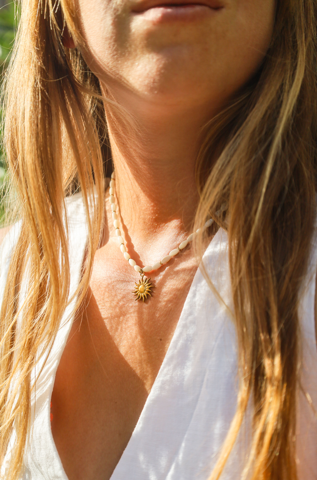 Collier en perles de nacre et pendentif soleil