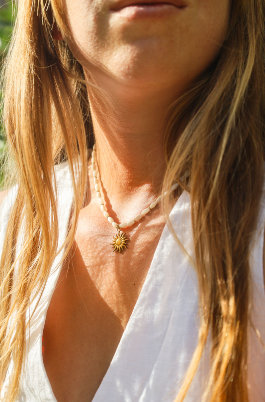 Collier en perles de nacre et pendentif soleil