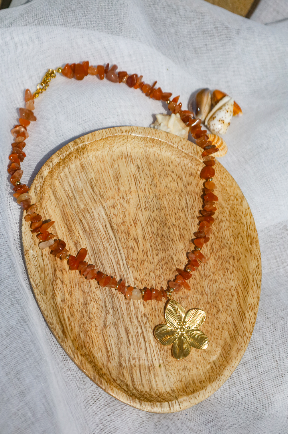 Collier en cornaline orangée et un gros pendentif fleur
