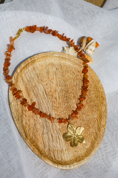 Collier en cornaline orangée et un gros pendentif fleur