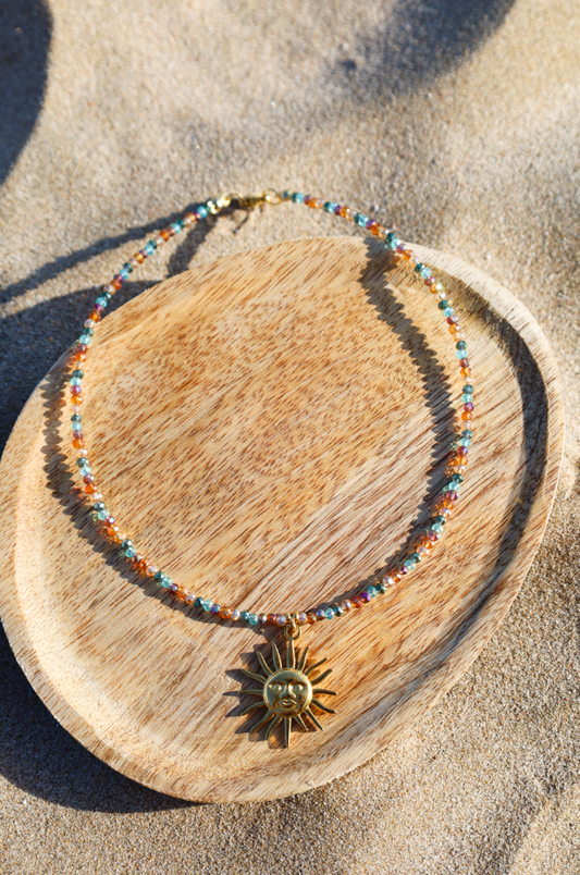 Collier en perles de verre multicolores et pendentif gros soleil