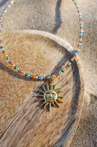 Collier en perles de verre multicolores et pendentif gros soleil