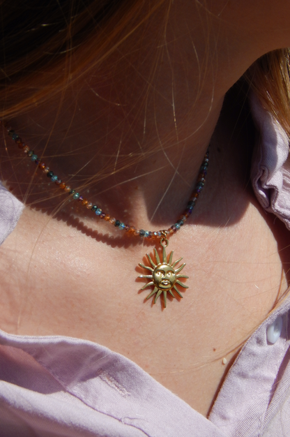 Collier en perles de verre multicolores et pendentif gros soleil