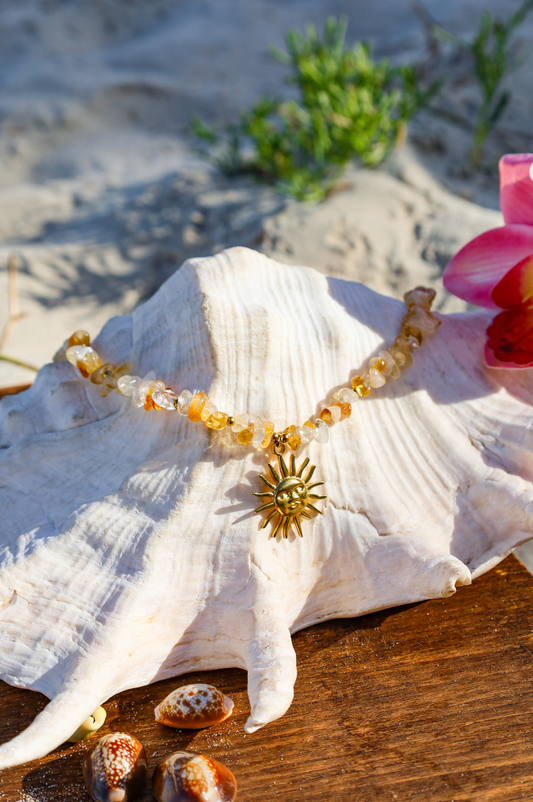 Collier avec perles jaunes en citrine et pendentif soleil doré