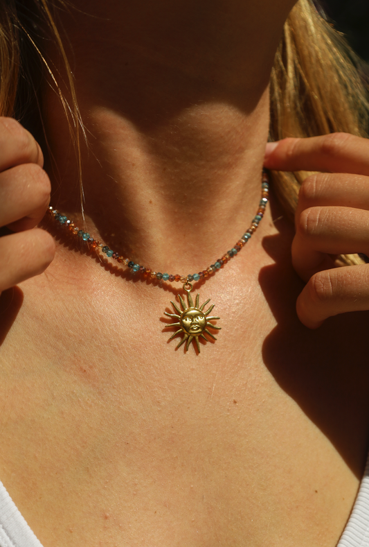 Collier en perles de verre multicolores et pendentif gros soleil
