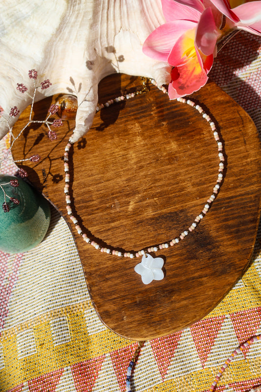 Collier perles de rocailles marrons et roses avec pendentif fleur en nacre
