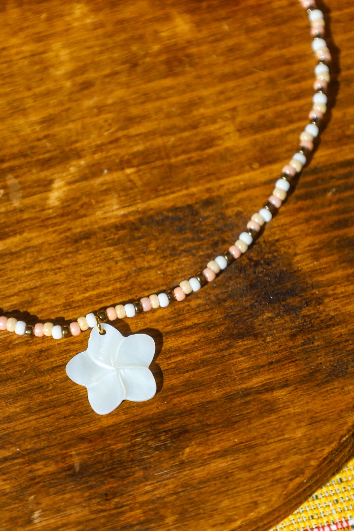 Collier perles de rocailles marrons et roses avec pendentif fleur en nacre