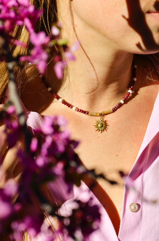 Collier avec perles roses et pendentif soleil