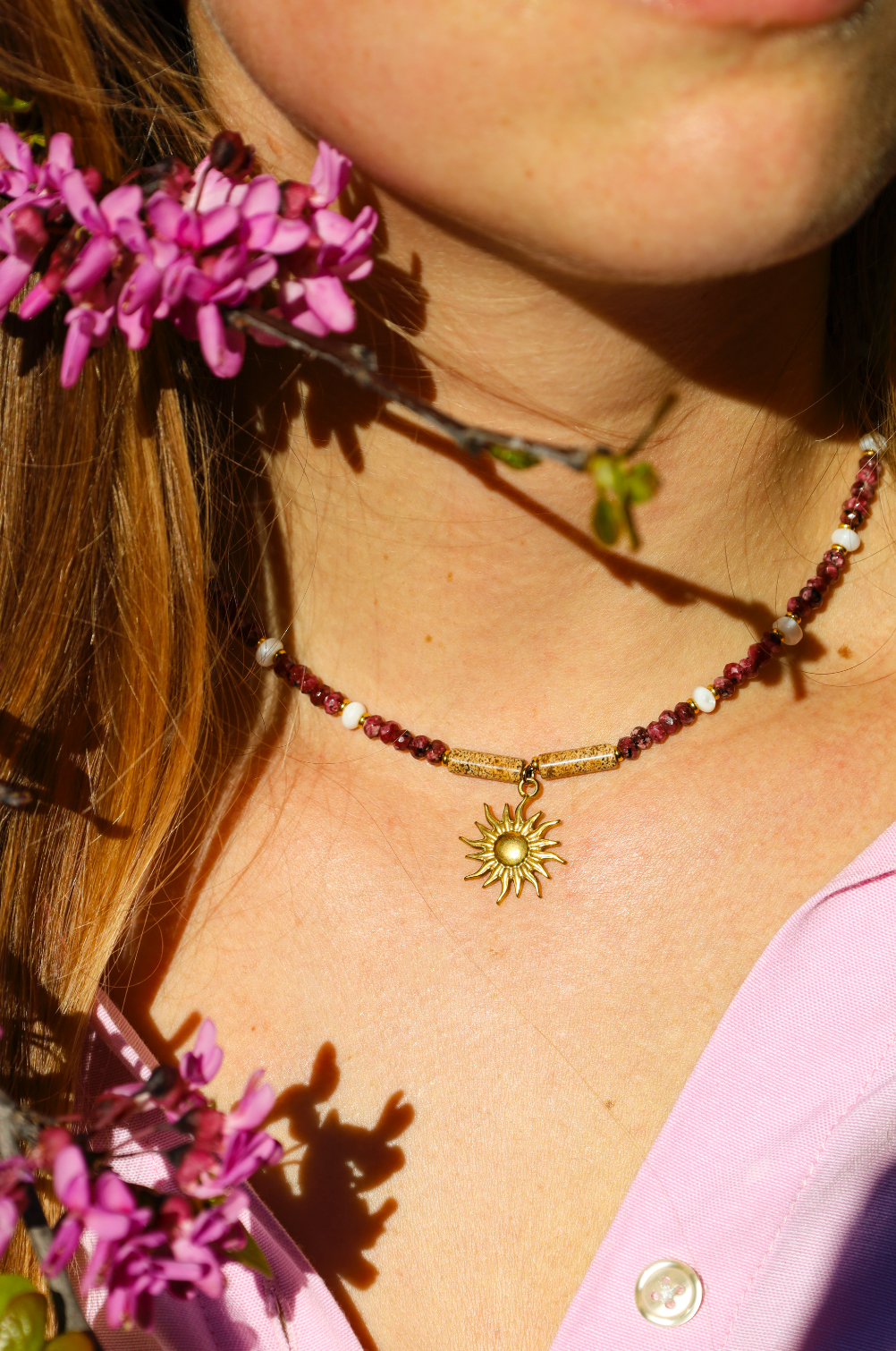 Collier avec perles roses et pendentif soleil