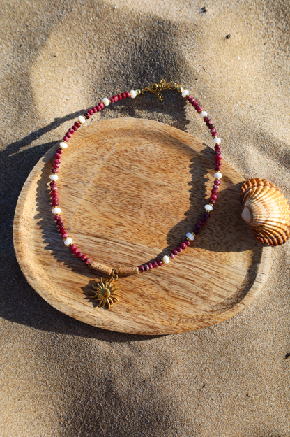 Collier avec perles roses et pendentif soleil