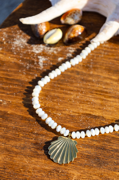 Collier en nacre avec pendentif coquillage doré