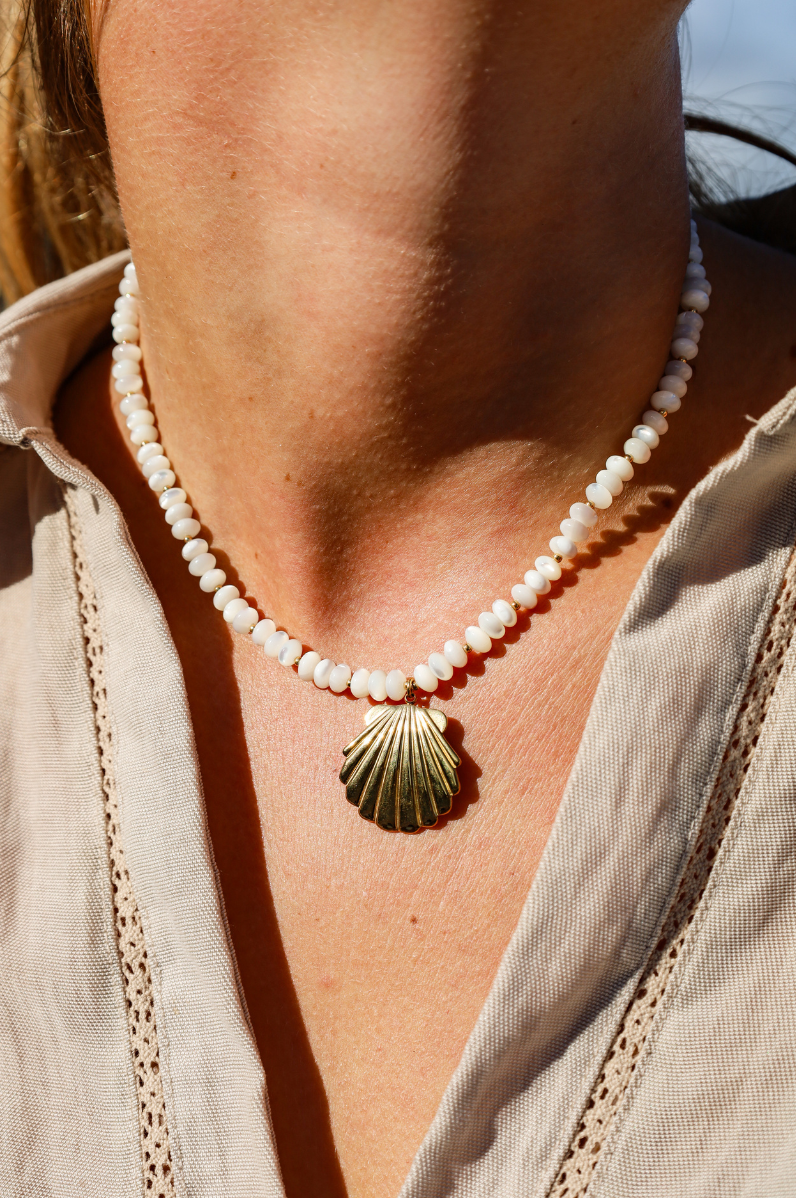 Collier en nacre avec pendentif coquillage doré
