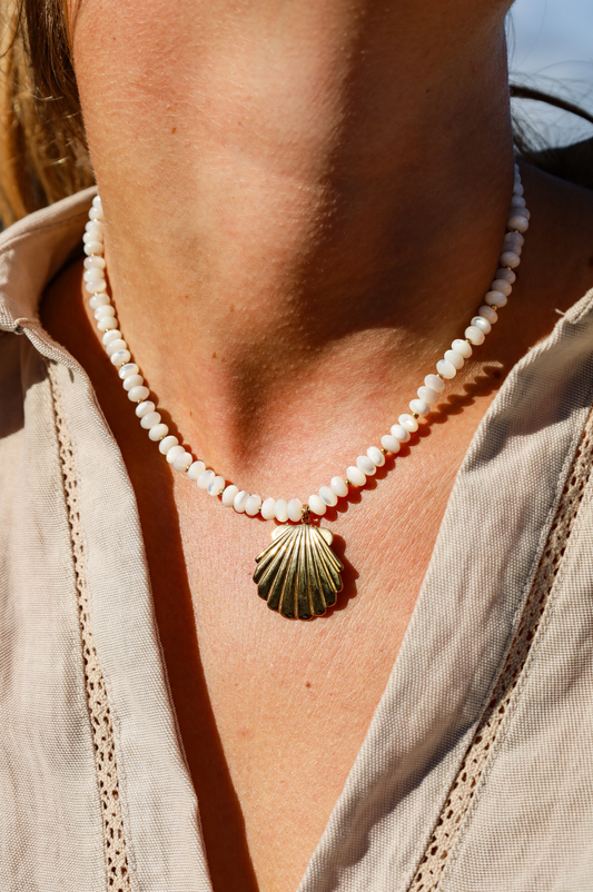 Collier en nacre avec pendentif coquillage doré