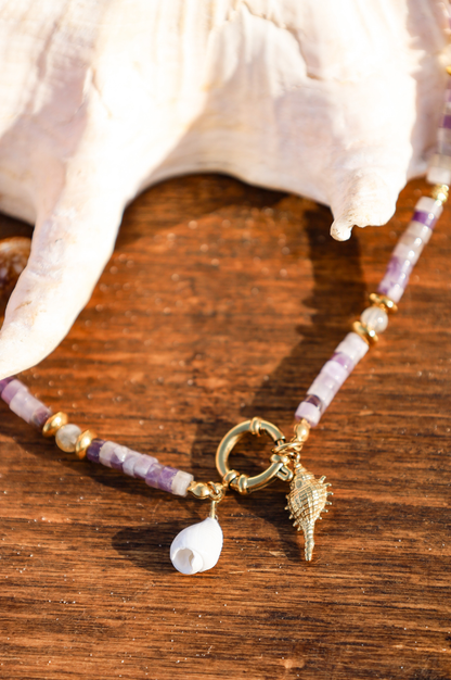 Collier avec perles violettes et coquillage doré et naturel