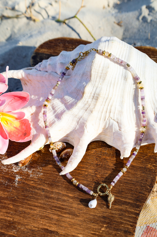 Collier avec perles violettes et coquillage doré et naturel