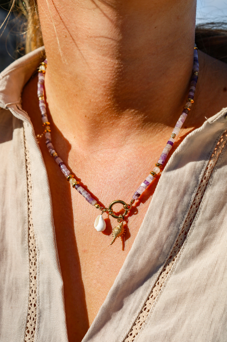 Collier avec perles violettes et coquillage doré et naturel