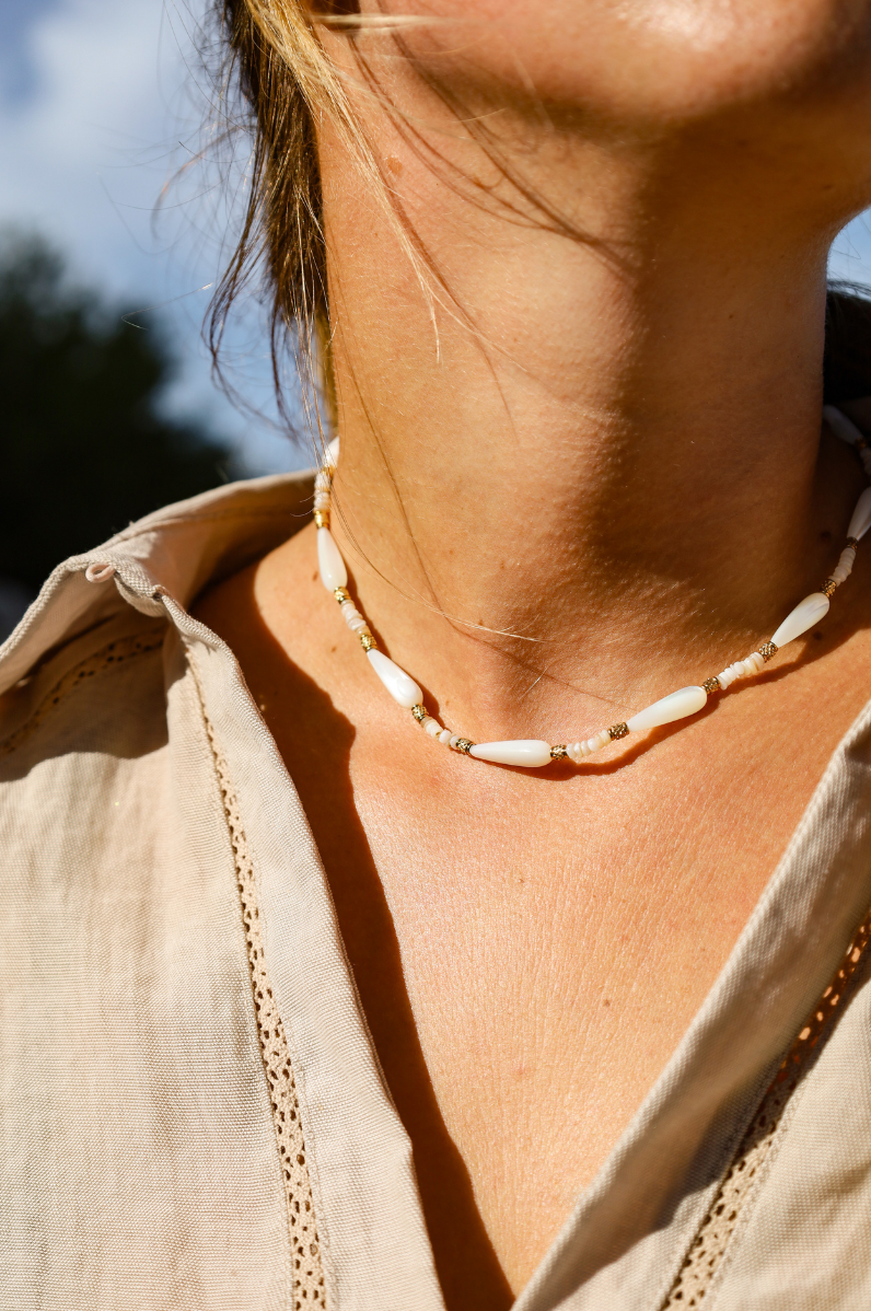 Collier en perles de nacres allongées avec des perles en acier inoxydable et en coquillages.