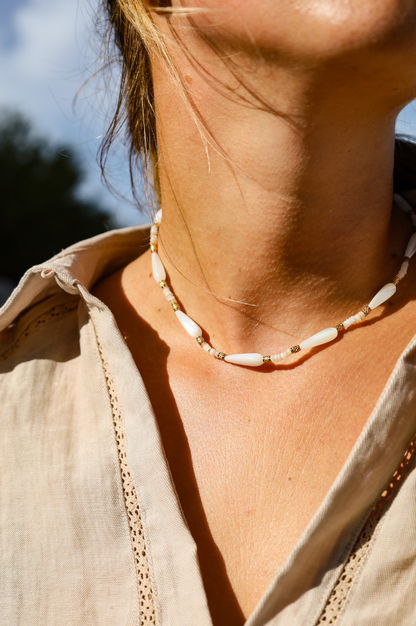 Collier en perles de nacres allongées avec des perles en acier inoxydable et en coquillages.