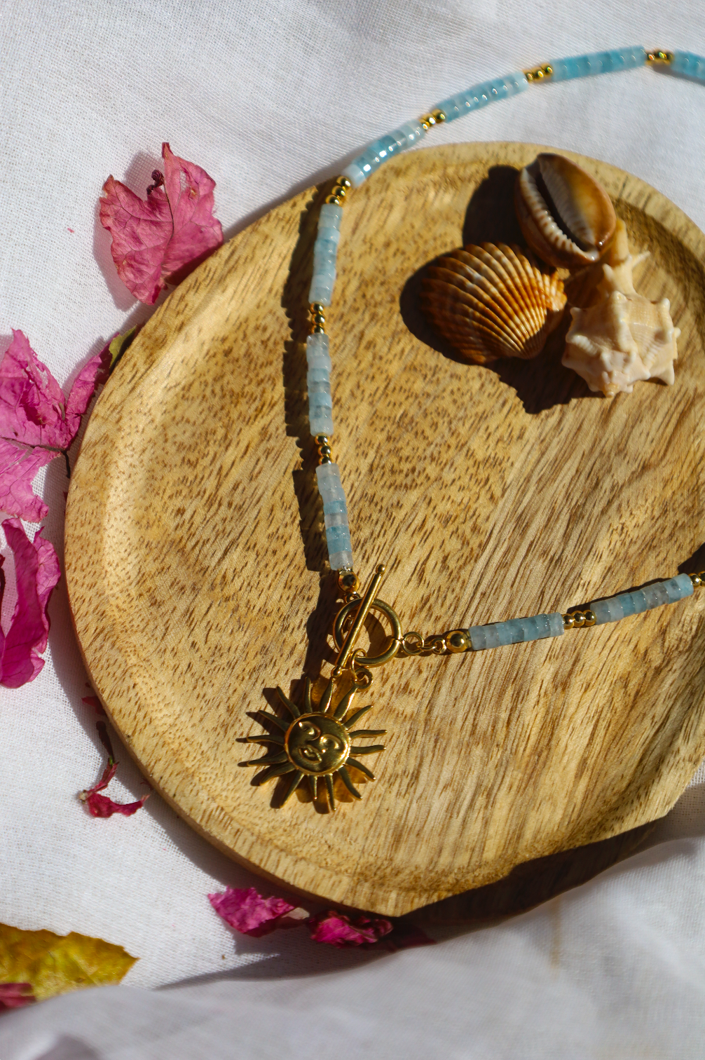 Collier en perles d'aigues marine avec un pendentif soleil en acier inoxydable