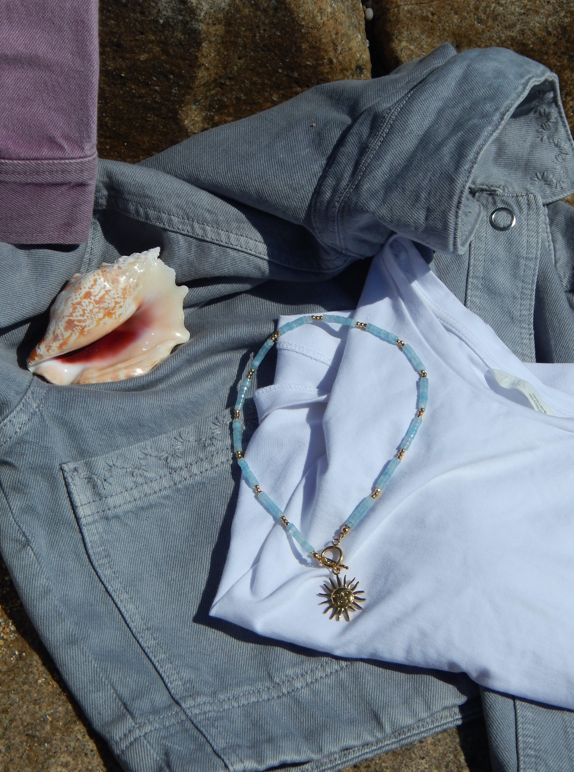 Collier en perles d'aigues marine avec un pendentif soleil en acier inoxydable