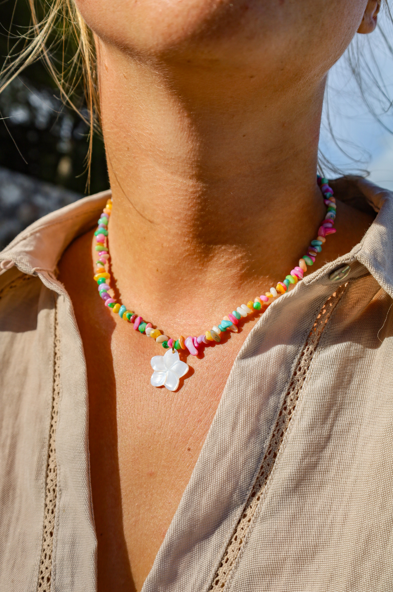 Collier avec pendentif fleur en nacres et perles multicolores