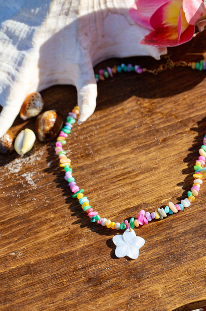 Collier avec pendentif fleur en nacres et perles multicolores