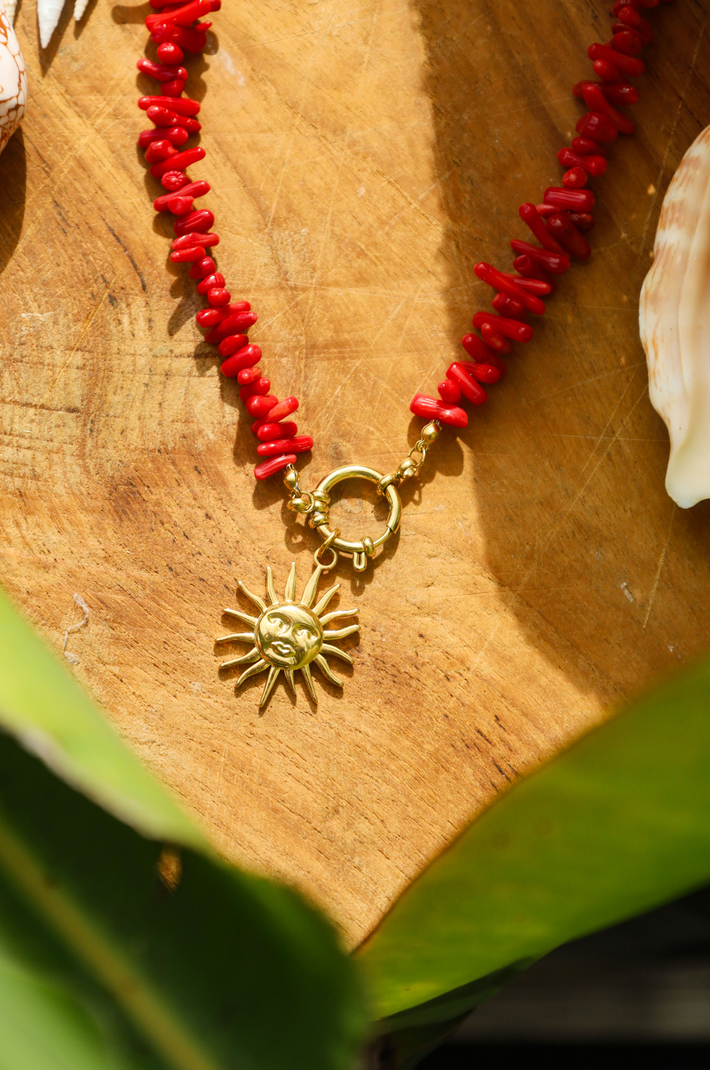 Collier en perles de corail rouge et pendentif soleil