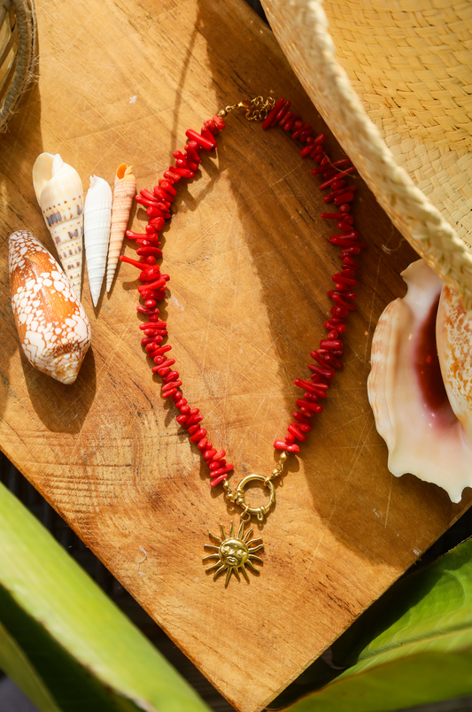 Collier en perles de corail rouge et pendentif soleil
