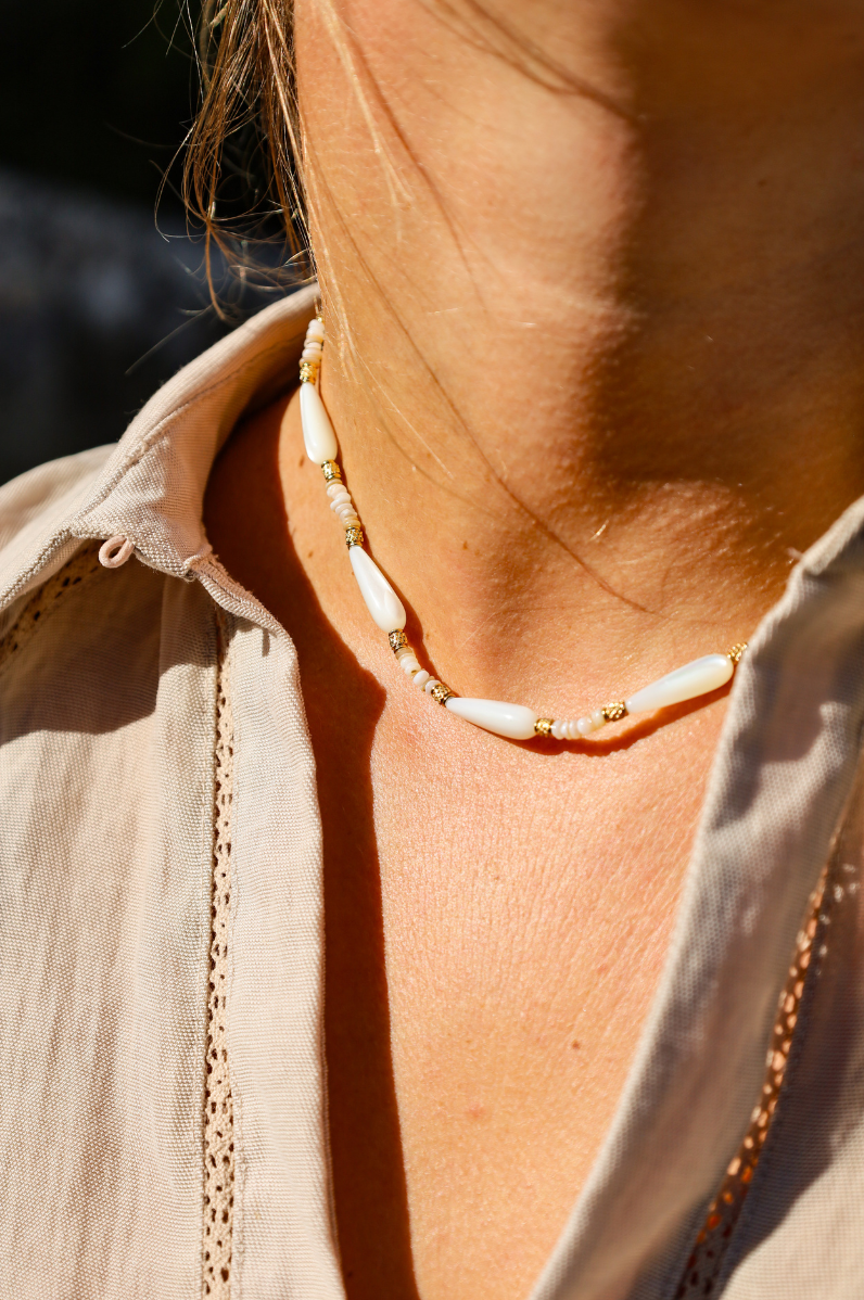 Collier en perles de nacres allongées avec des perles en acier inoxydable et en coquillages.