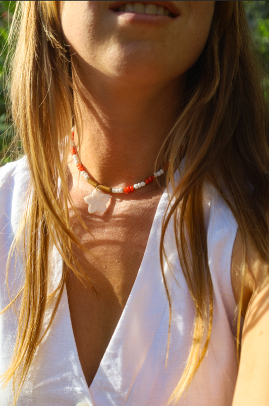 Collier en perles rocailles blanches et rouges avec pendentif en fleur de nacre 