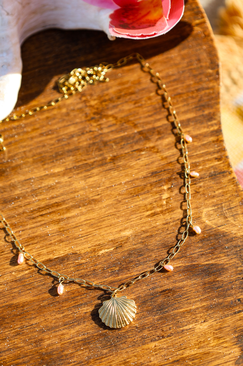 Collier chaine dorée pendentif coquillage et pendentif perles de culture roses