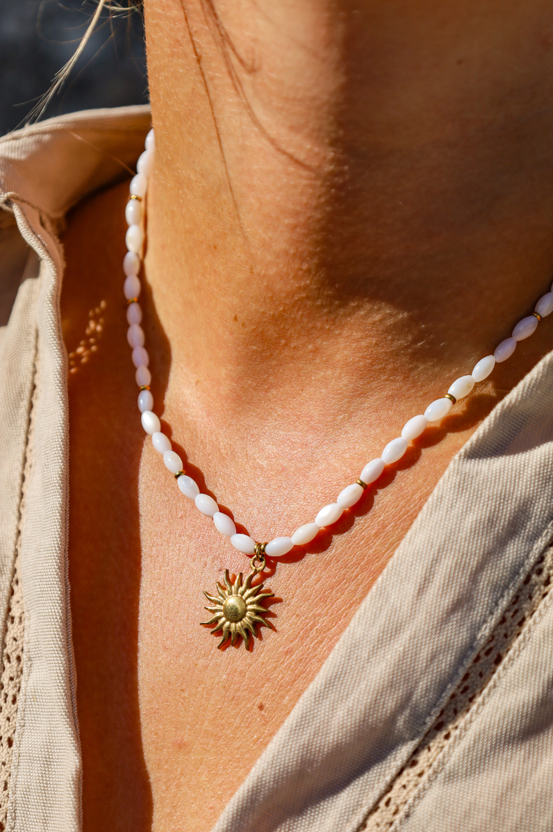 Collier en nacres olives et pendentif doré soleil