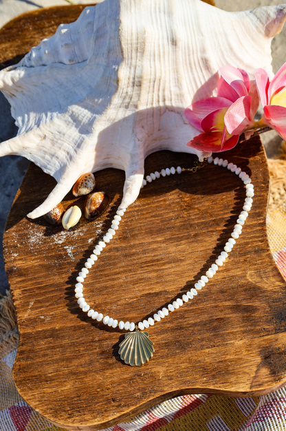 Collier en nacre avec pendentif coquillage doré