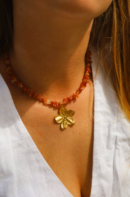 Collier en cornaline orangée et un gros pendentif fleur