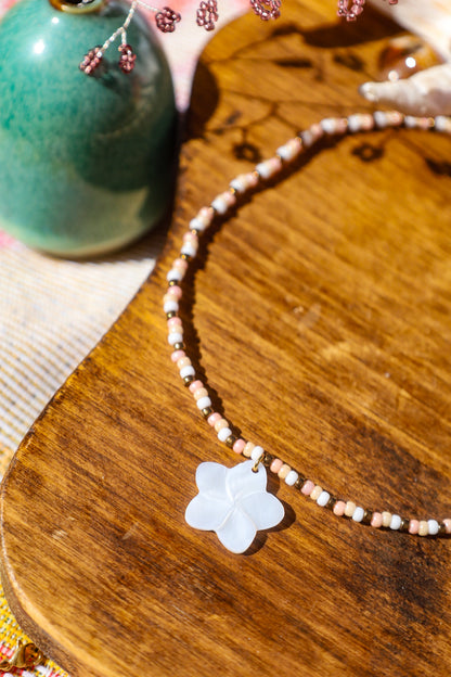 Collier perles de rocailles marrons et roses avec pendentif fleur en nacre
