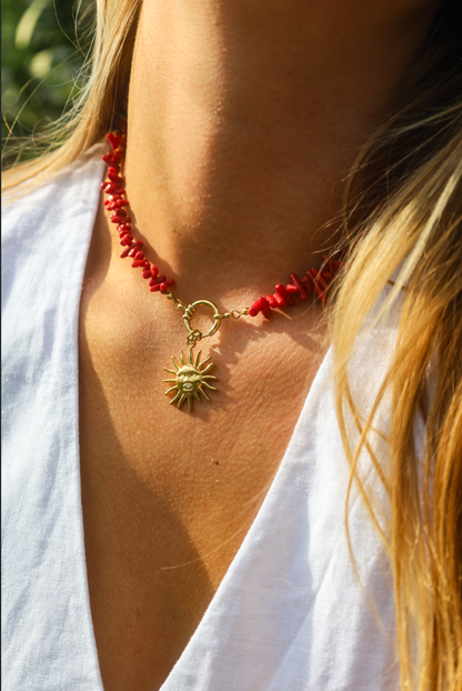 Collier en perles de corail rouge et pendentif soleil