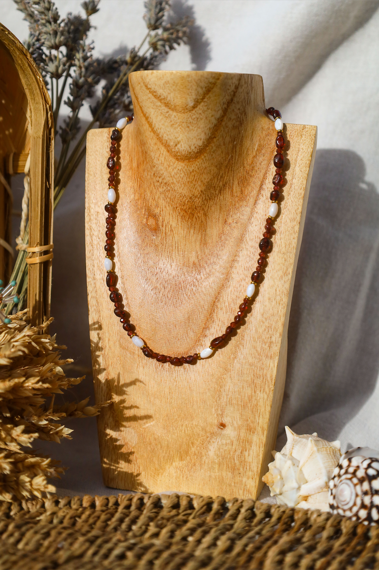 Collier en perles de grenat naturel et nacres