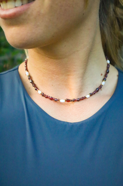 Collier en perles de grenat naturel et nacres